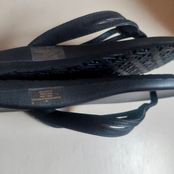 Flojos  Black Sandals Thong Slip On Flip Flops Cushion Size 9 Lightweight - Picture 3 of 9